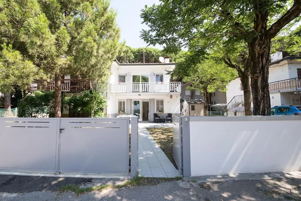 Halaveli Home Llido Degli Estensi Italy